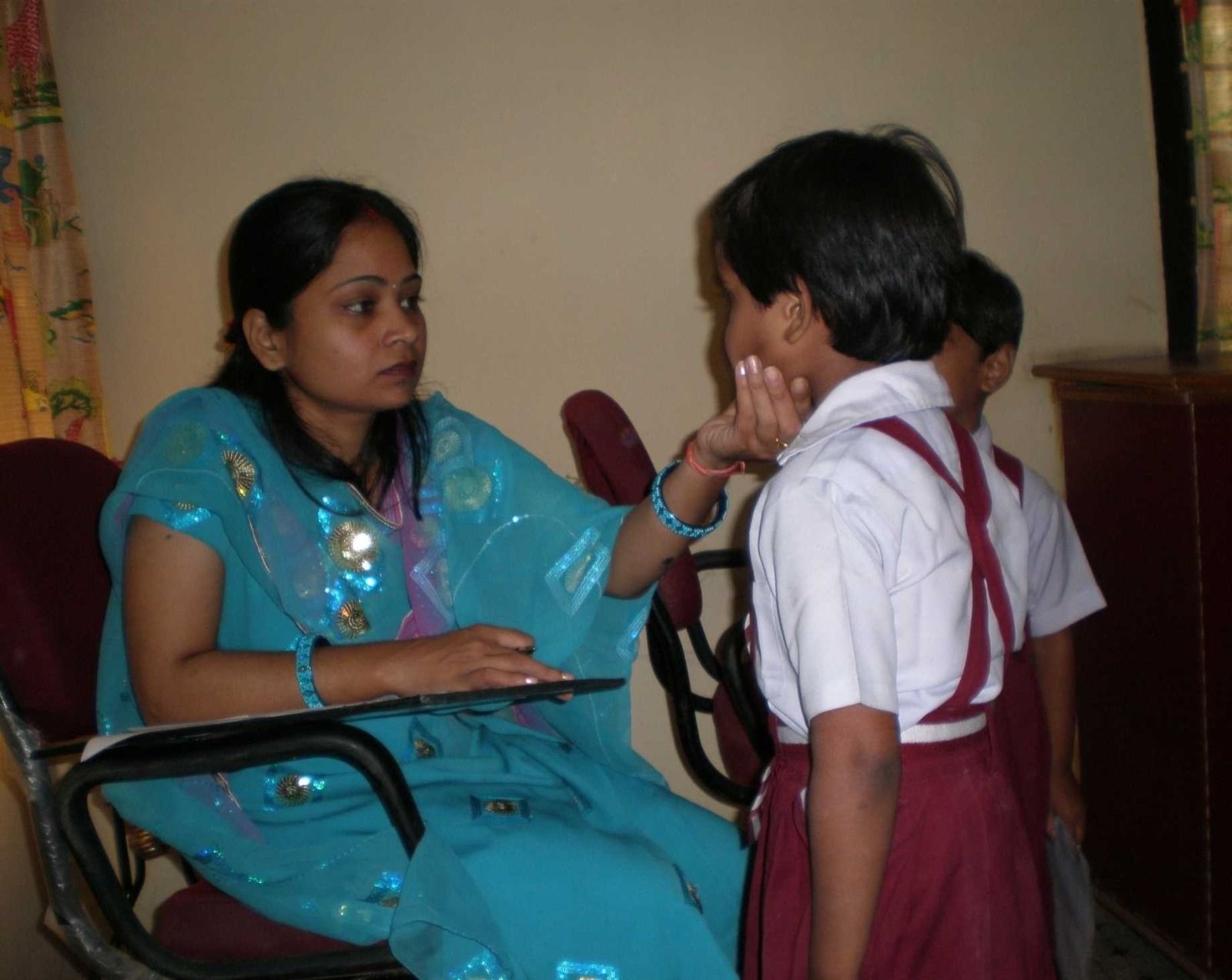 Dr. Archana Rani educating kids about oral hygiene in school dental health chekup program by Magadh Oro Dental
